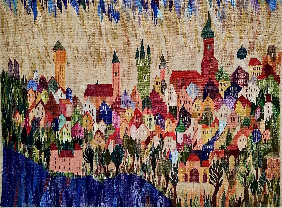 Artists in “Straubing”, “Lower Bavaria” have woven the likeness of their home town into a large multicolor tapestry. The “Stadtturm”, the city’s medieval clock tower and the “Jakobskirche”, “Basilika St Jakob” stand out. 2024. Hypnotic Productions
