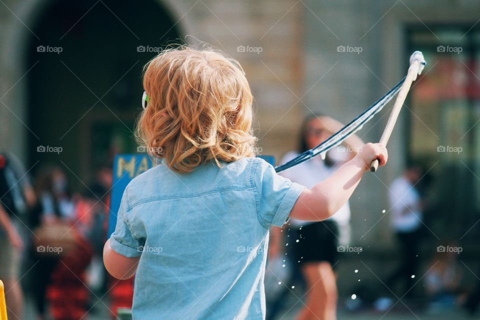 Little bubble master. Look at those hair!