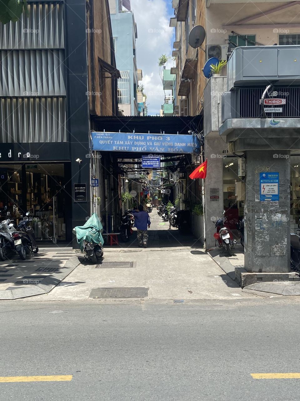 Ally way stretching deep in to the urban jungle 