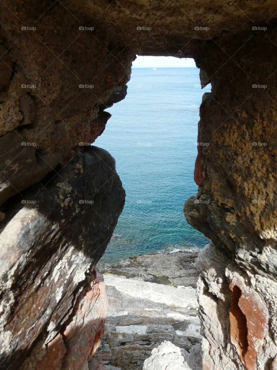 Vue à travers une porte de roche sur l'océan