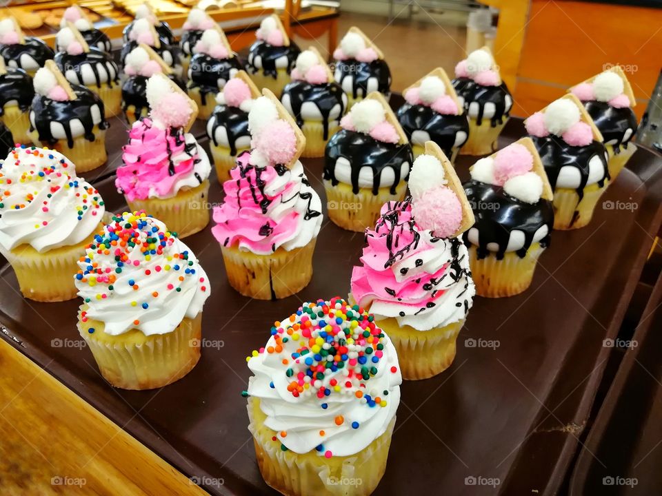 Cupcakes with cream and cookies