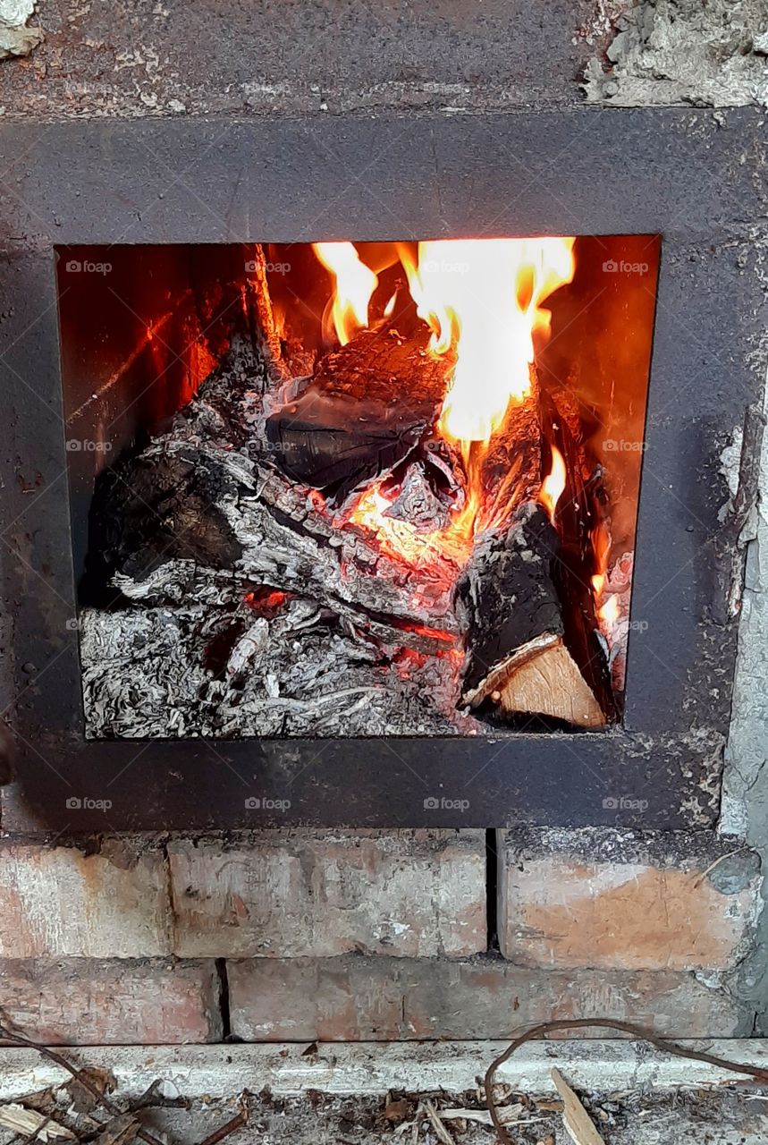 горит огонь в банной печи