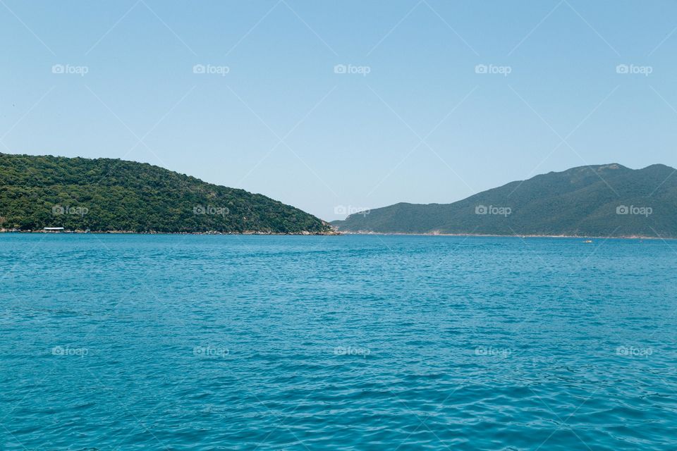 Praia com paisagem linda e fantástica no Brasil, na região do Lagos no Rio de Janeiro, em Arraial do Cabo. Uma ilha incrível de conhecer!