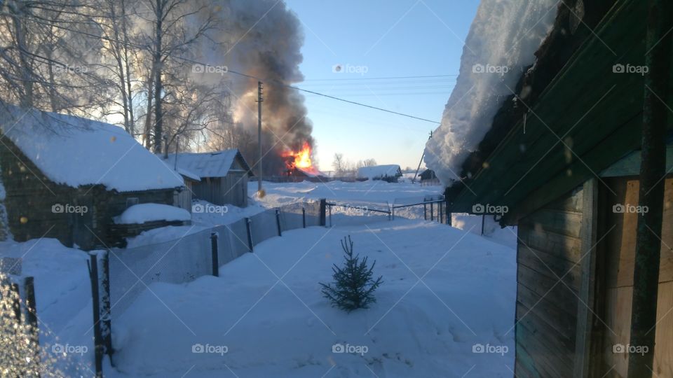 горит соседний дом в деревне зимой