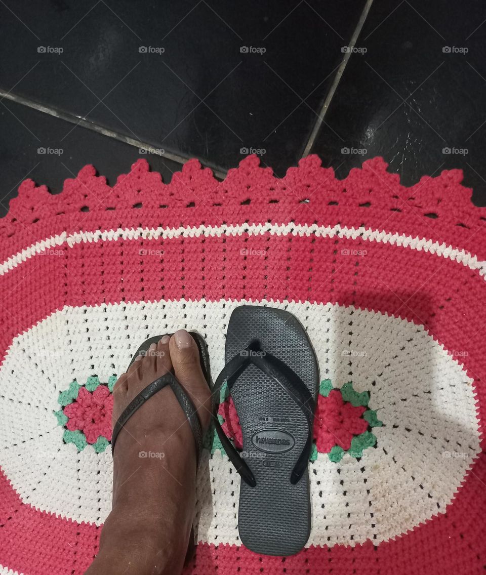 Vai sair? Chinelos Havaianas, o ideal para qualquer  ocasião, firmes nos pés e no chão. Não  escorregam!