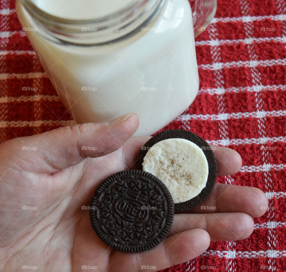 Oero cookies and milk