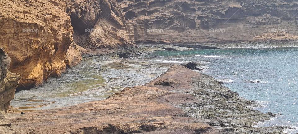 contraste de agua y piedras en la falda de una montaña