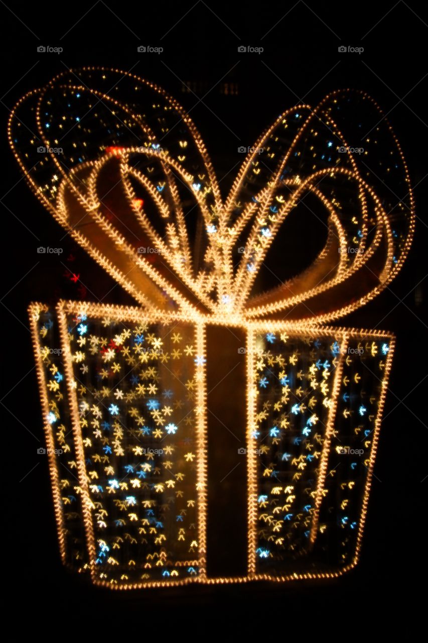 Effet bokeh avec flocon sur cadeau lumineux 