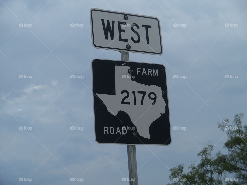 farm to market 2179. This is a picture of the Texas highway that I traveled down this weekend. 👣 🚶 🏃 🔥 💨