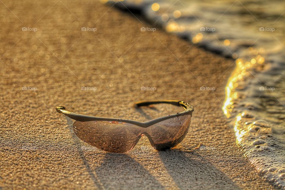 black sunglasses under ser sand