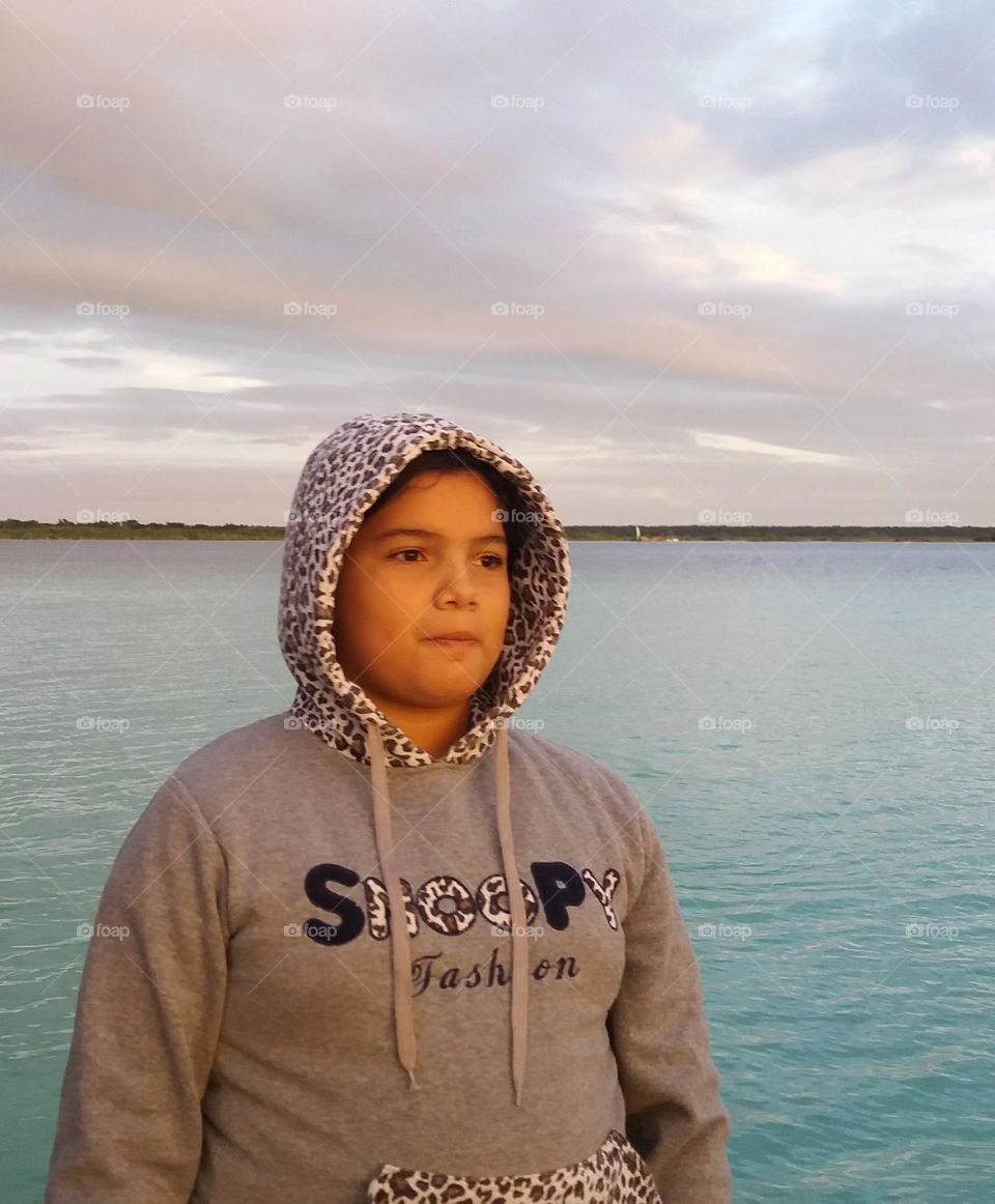 niña con ropa de otoño