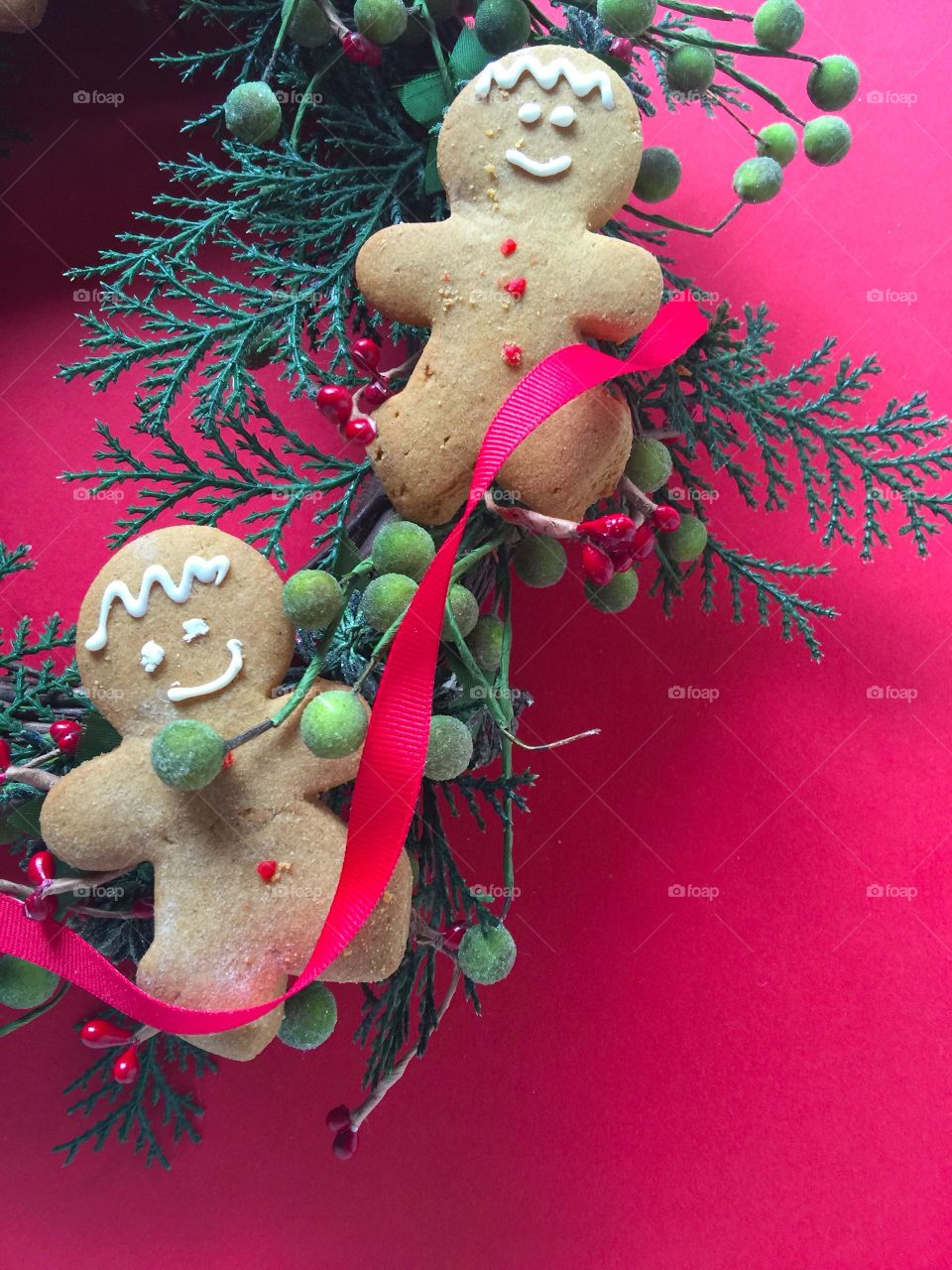 Gingerbread men on wreath with copy space