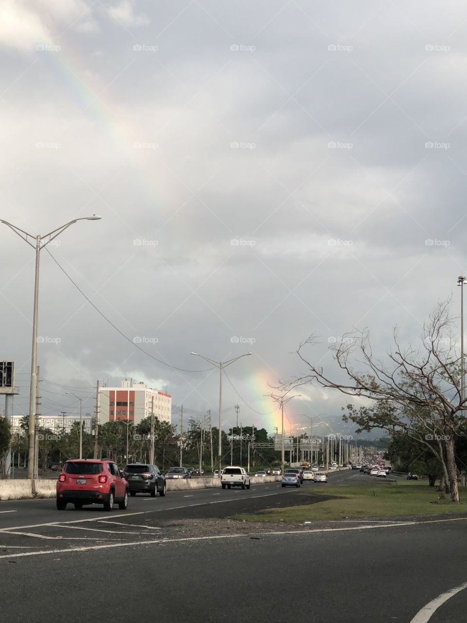 God Makes the Rainbow as a Symbol of His Covenant With Man.        Dios hace el Arco Iris como símbolo de su pacto con el hombre