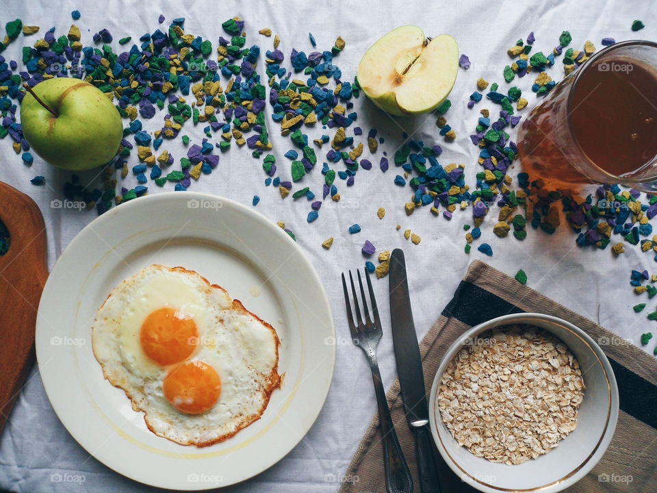 sunny side up eggs, apples, a cup of green tea