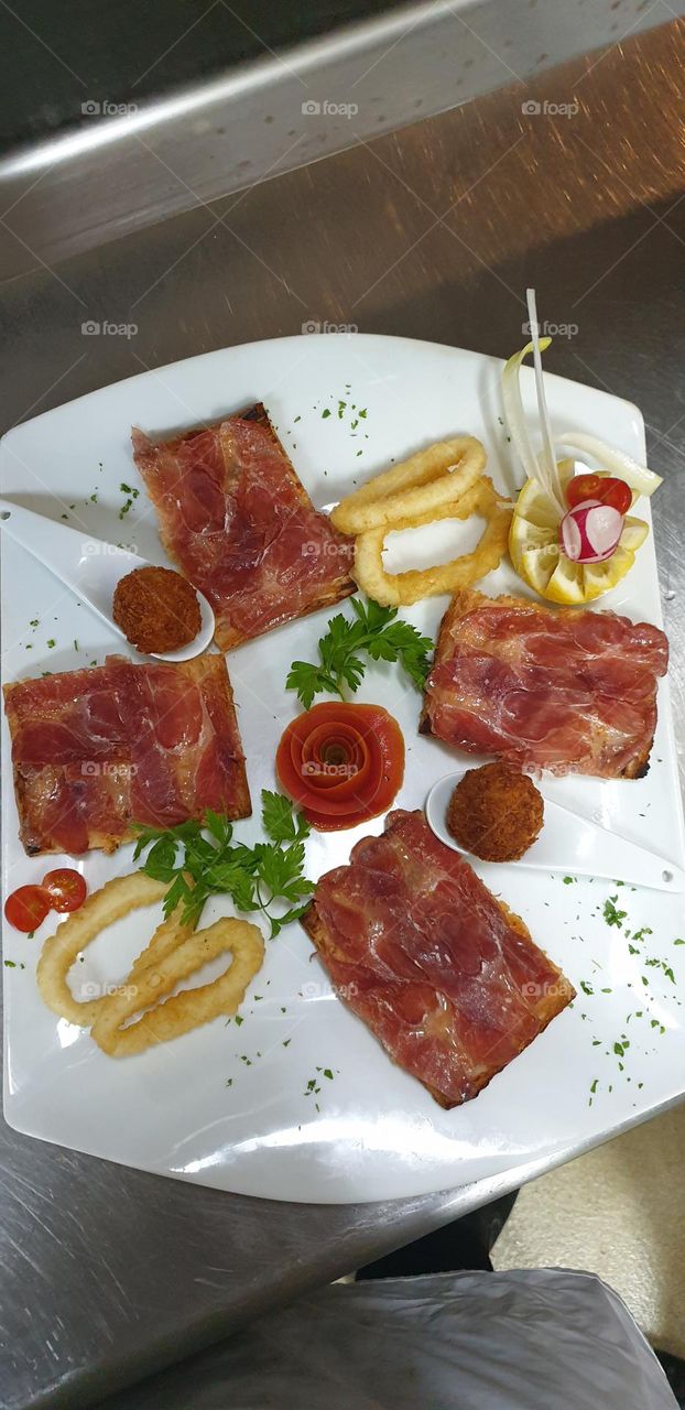 Pica pica de Calamar romana,croquetas de jamon,tostadas pan con tomate y aceite de oliva virgen extra con jamon de pata negra