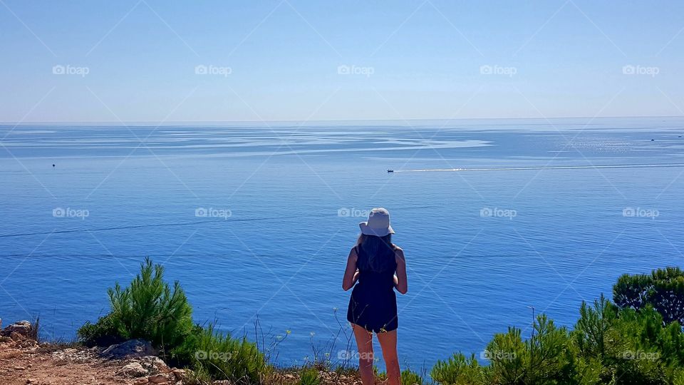 girl in front of the sea