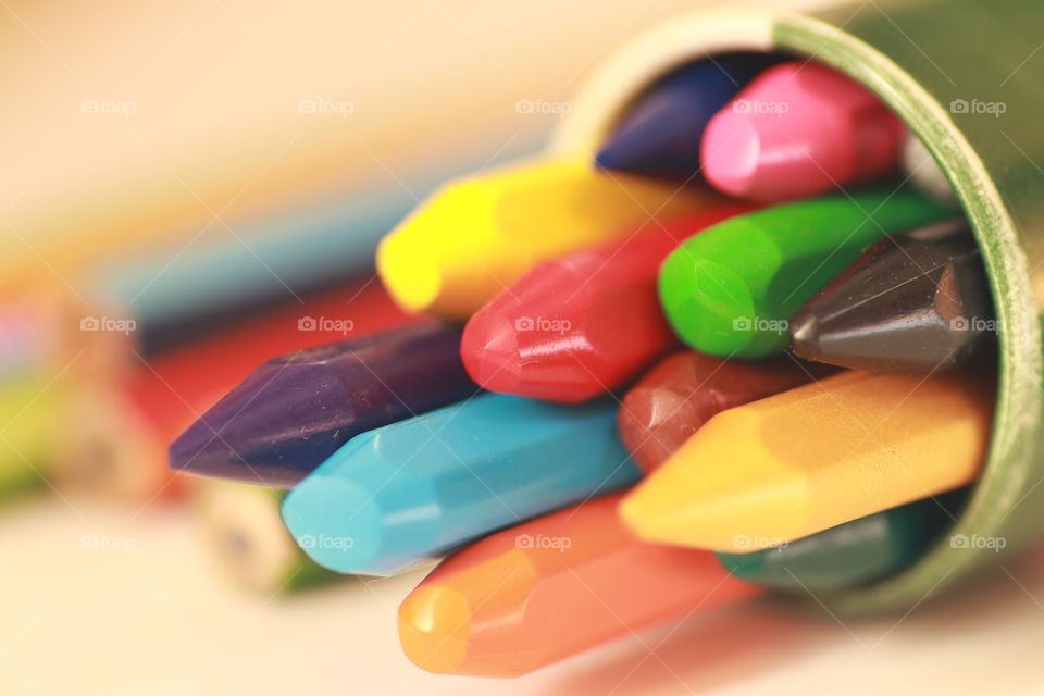 crayons 
colourful crayons.
