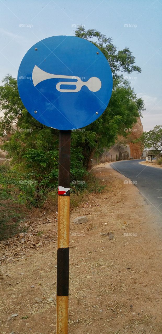 sound horn sign symbol roadway