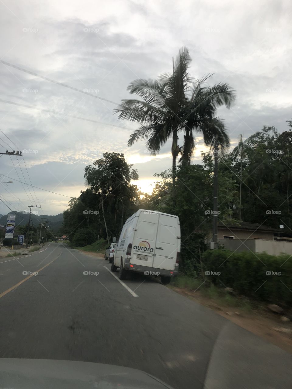 Veículo na estrada com céu lindo e árvores 