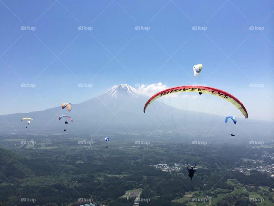 To parasail viewing Fuji-mountain in Japan 