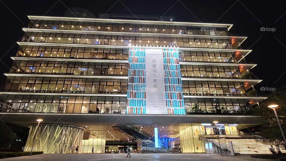 Kaohsiung Main Public library. THE architectural technique is very special, using suspended steel rods, which is a lightweight design, and adopts glass curtains, so it is also the most penetrable library in the world.