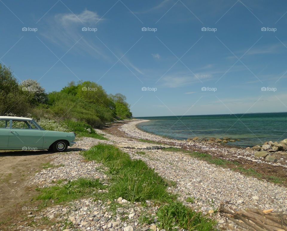 Strand Sommer Auto Oldtimer. Himmel blau
