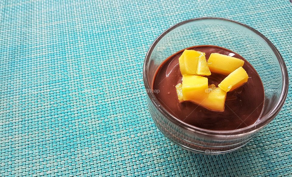 chocolate pudding with mangoes