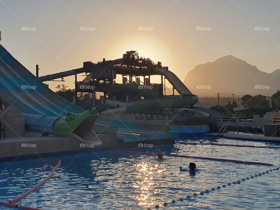 amanecer en piscina con niños