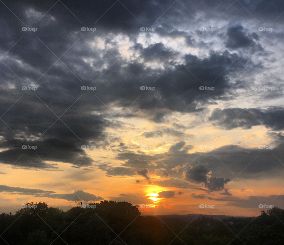 🌄 #Entardecer que nos traz motivação!
Como não se inspirar com a beleza da #natureza?
📸 🌗 
#FOTOGRAFIAéNOSSOhobby
#fotografia #sol #sun #sky #céu #nature #horizonte #paisagem #landscape #inspiração #mobgrafia #XôStress 