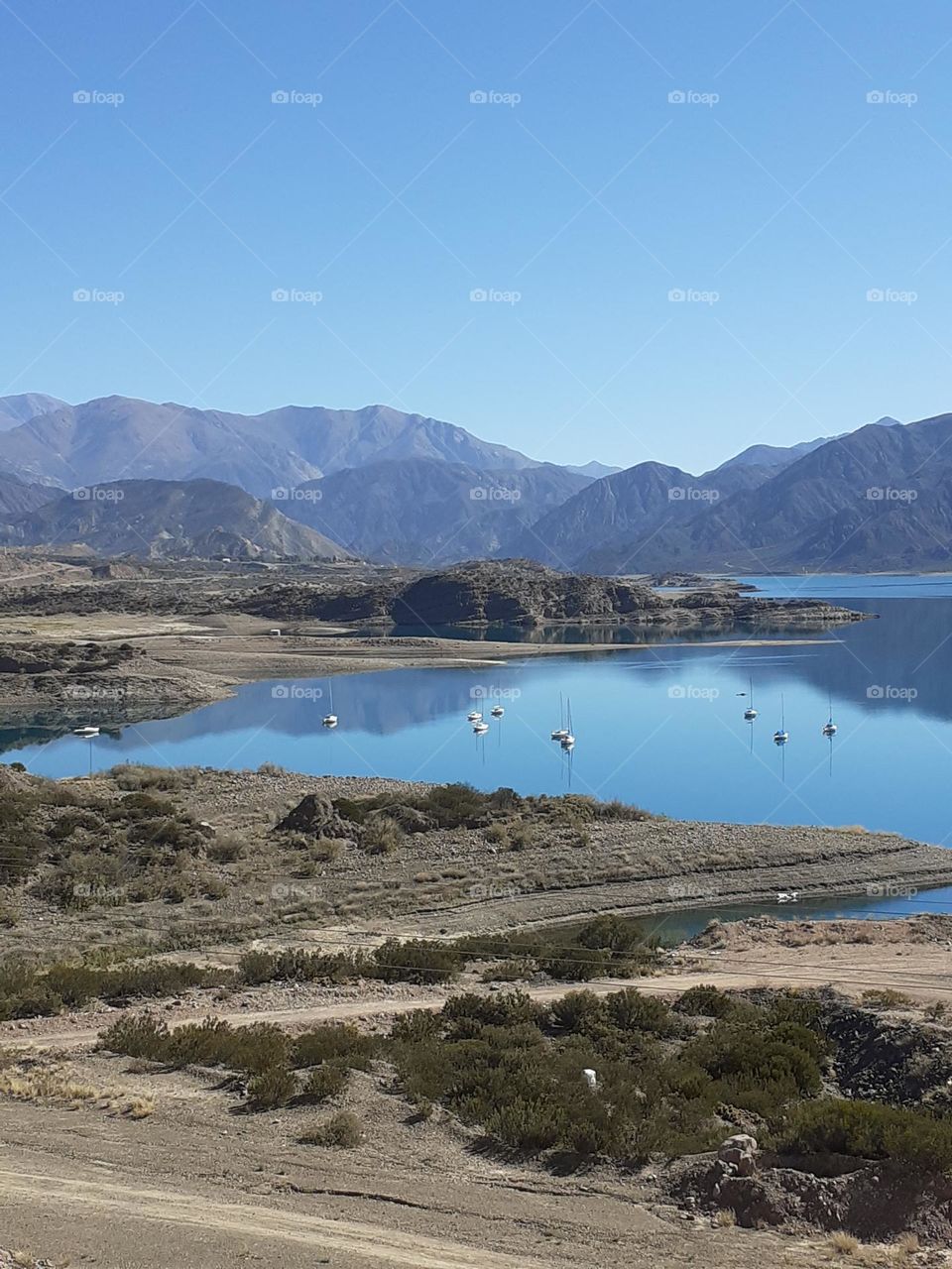 vista del embalse y las montañas