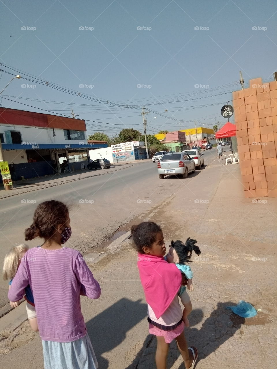 Crianças com bonecas