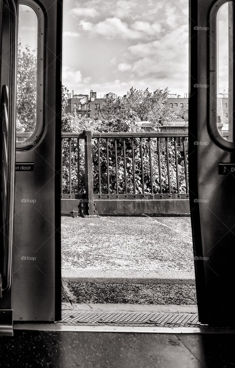 NYC outdoor subway, doors closing