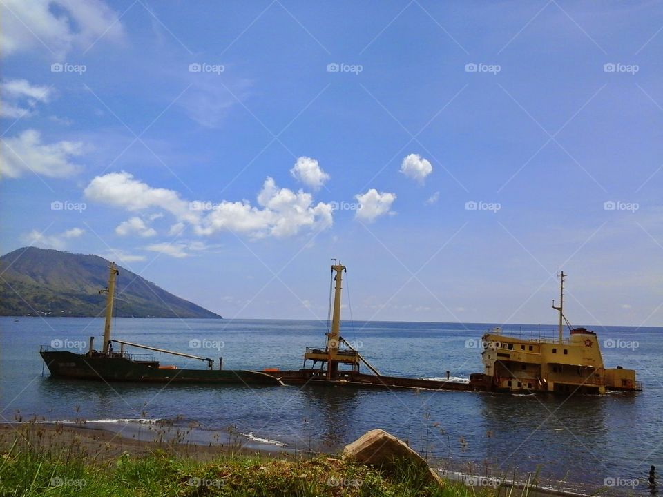 Boat about to sink at Ndao Beach