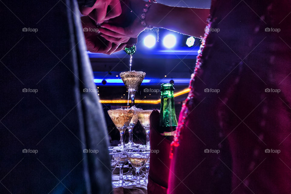 Two person pouring a wine in wine glass