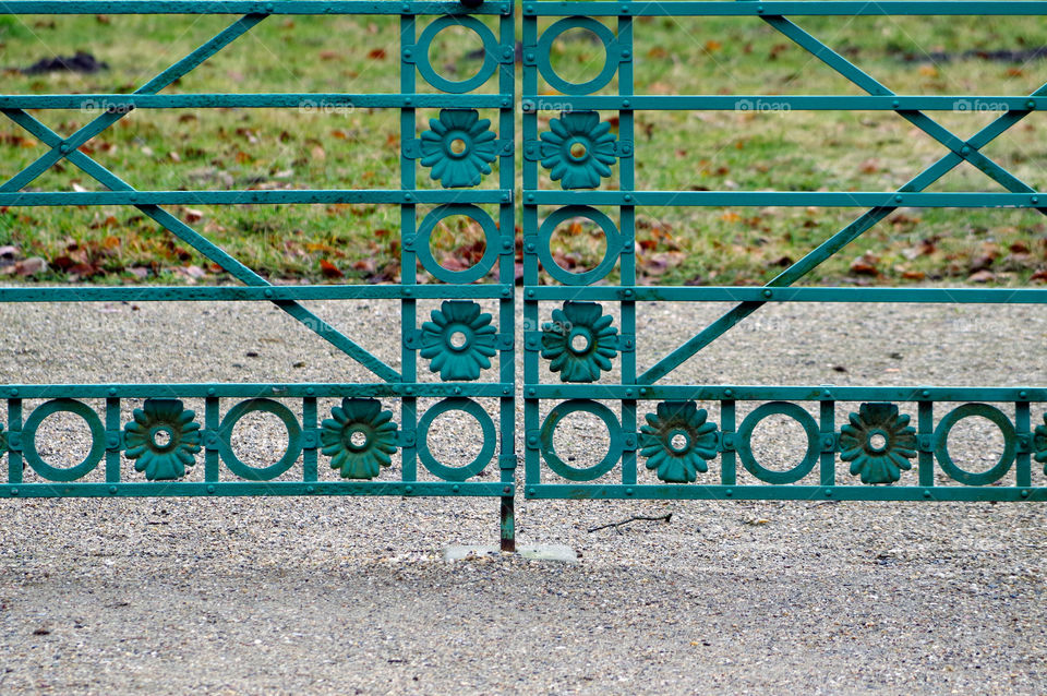 Detail shot of fence against blurry background.