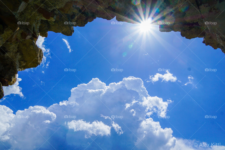 Sonne scheint in Höhle