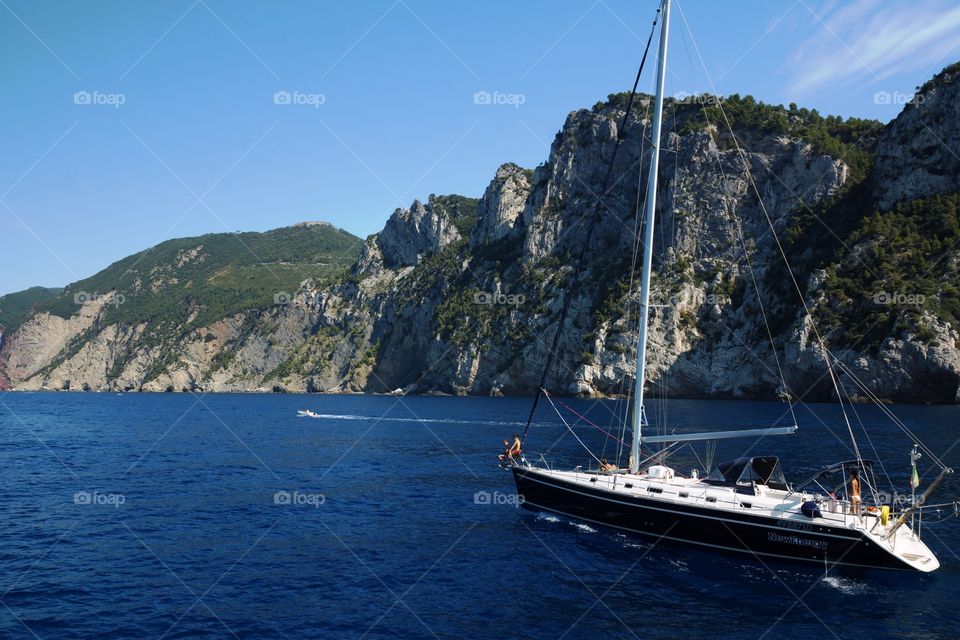 En route vers Cinque Terre. Beau bateau au large du par national des Cinque Terre
