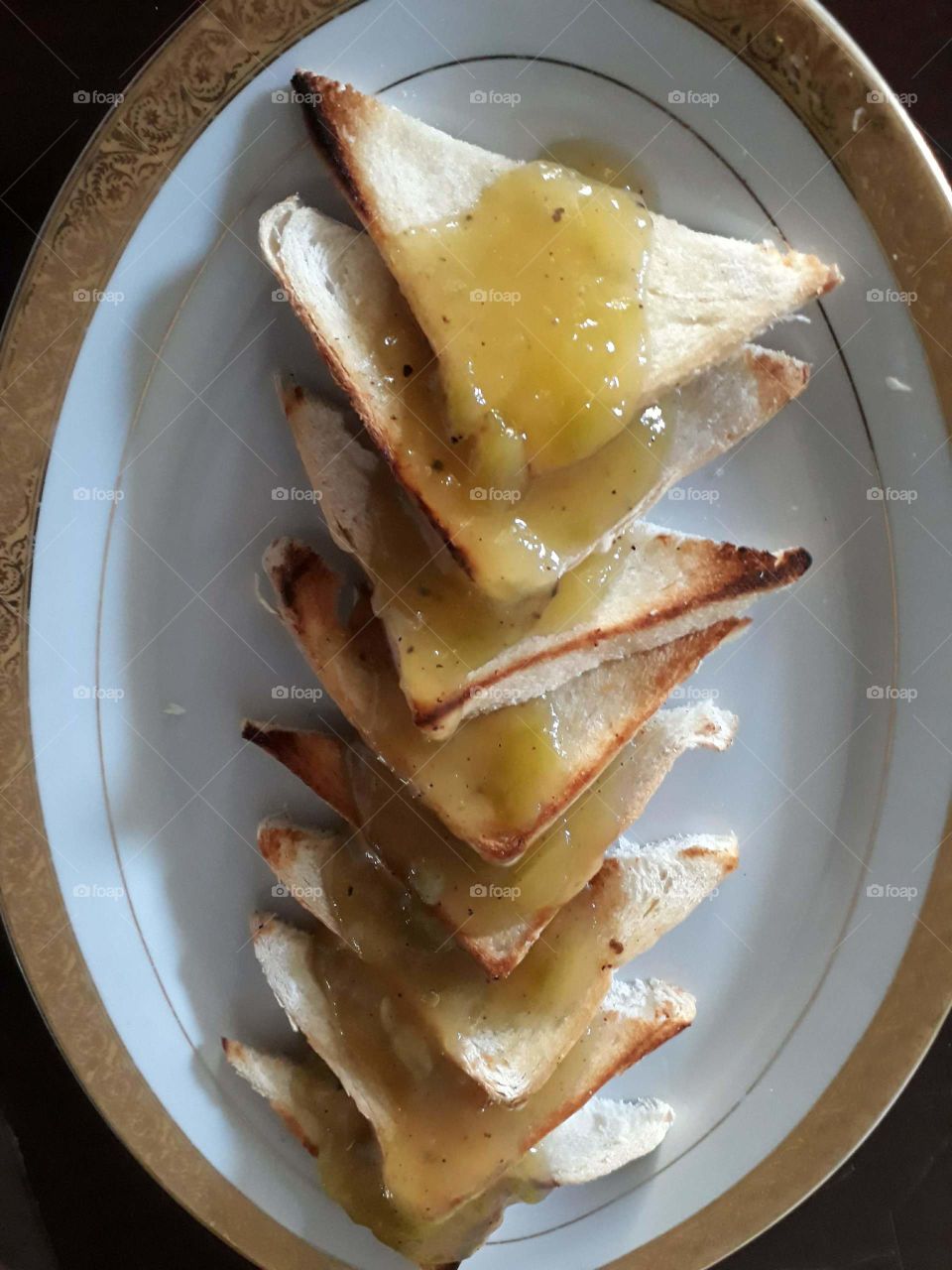 Pan tostados acompañado de jalea de mango.
