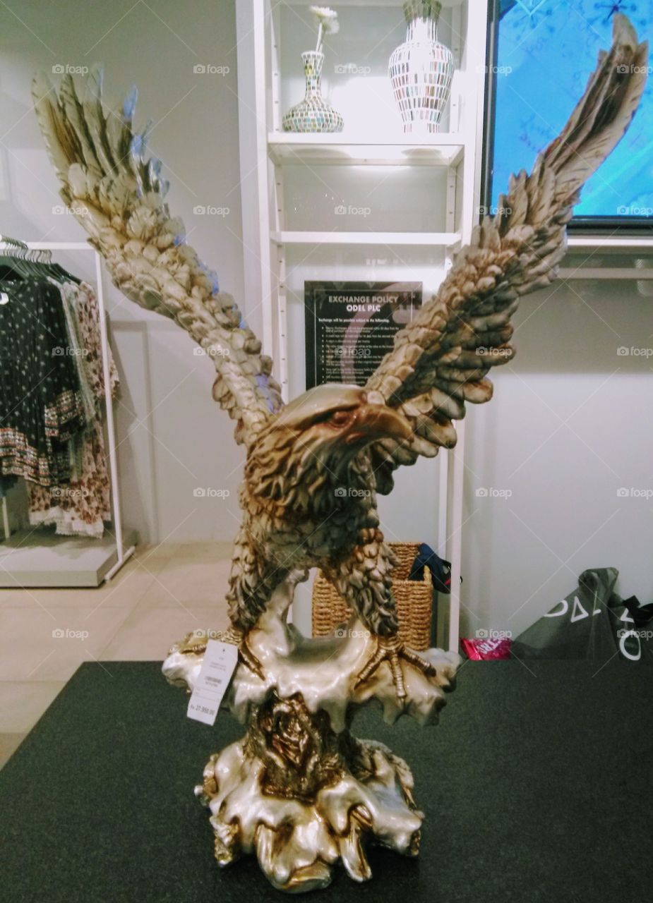 Flying Eagle statu