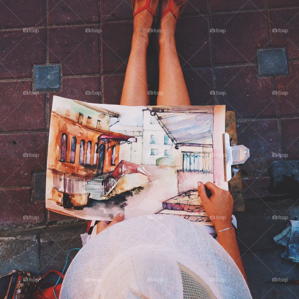 Girl painting the picture 