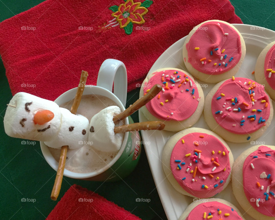 Warm up the day with hot chocolate and home cookies!