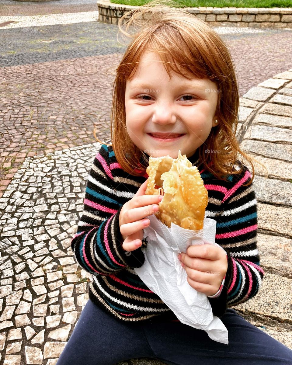 Carinha de quem gostou do pastel…
Ou carinha de sapeca?
Quem respondeu: “as duas opções”, acertou!
Devo ser feliz, ou não?