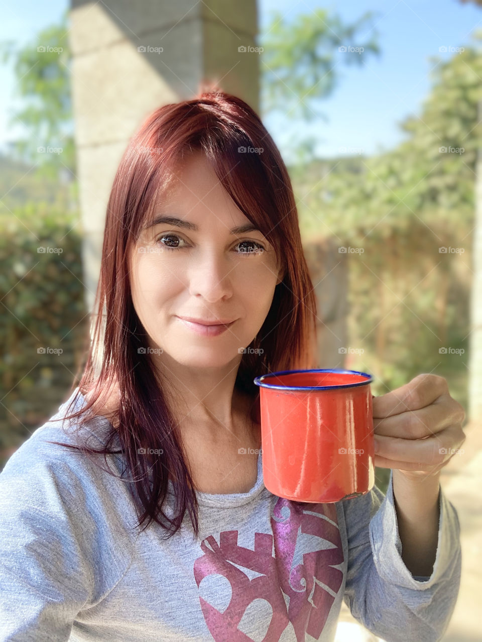 Um café com fé e cabelo vermelho 