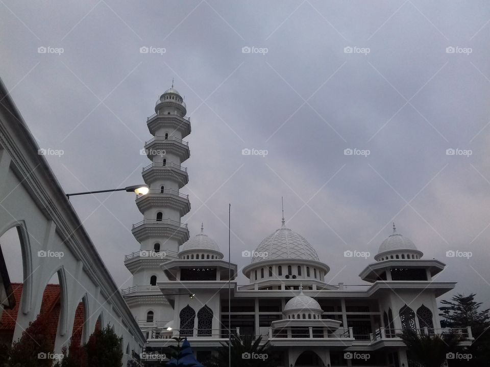 white mosque when night come.. street light in the front of building was on