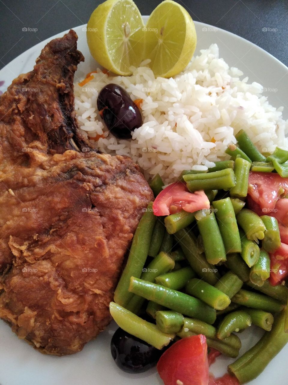 Pescado frito ( bonito )  con arroz blanco y ensalada de vainitas con tomate
