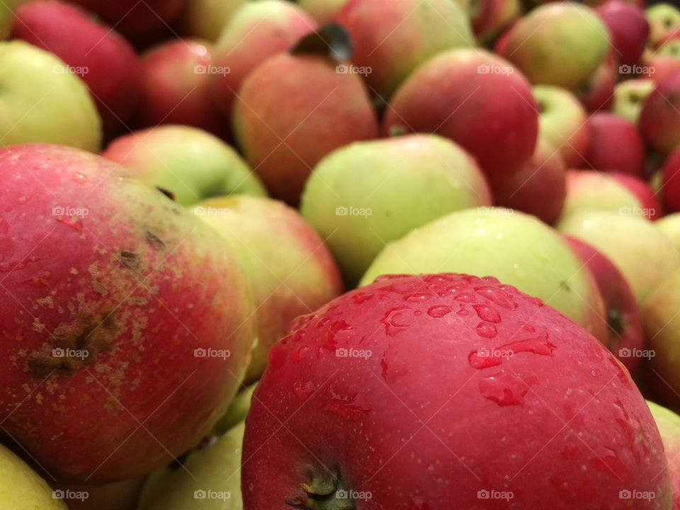 Water drops on fresh apples