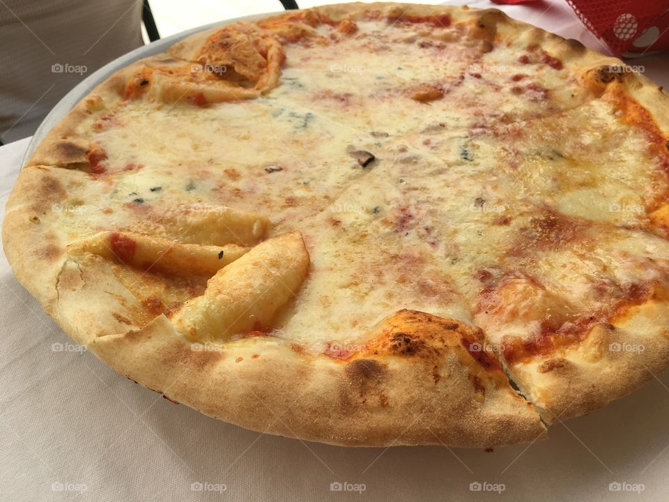 Pizza with 3 different kind of cheese