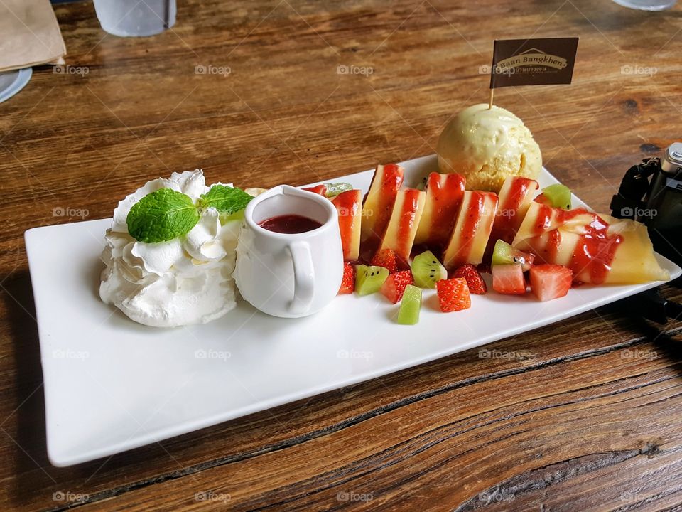 Cool fruit ice cream crepe combined with green tea.