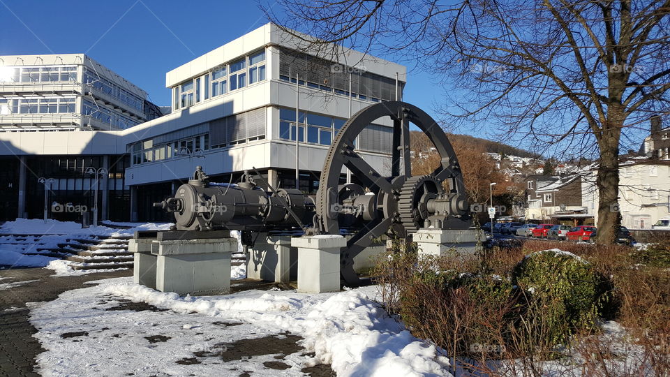 Dampfmaschine vor dem Berufskolleg für Technik in Siegen
