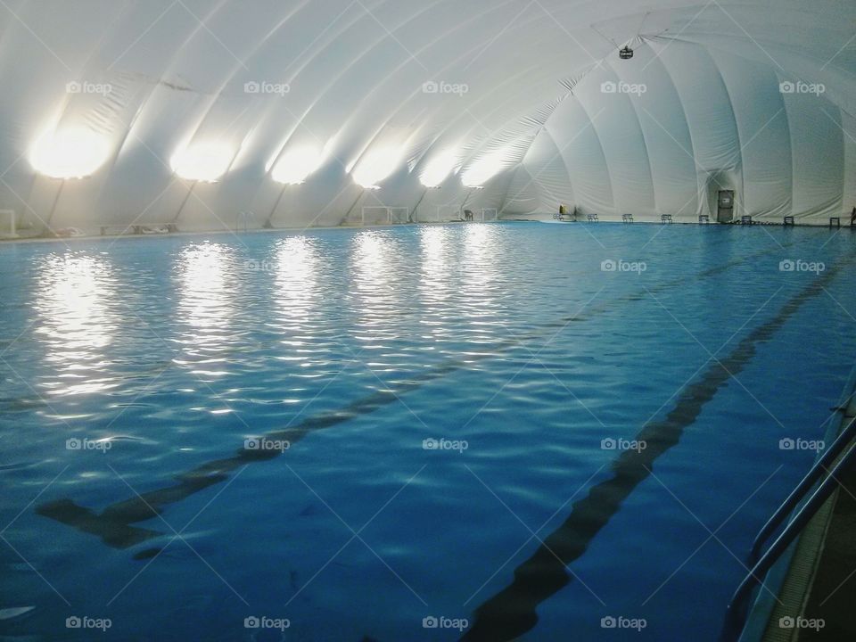 Swimming pool with tensegritty balloon